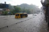 Львов затопило: по улицам "плавают" машины