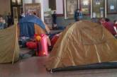 Во Львове недовольные пассажиры разбили палаточный городок в здании вокзала