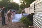 В Николаеве снесли забор стройки в «Леваневском», якобы принадлежащей  зоозащитнице Шуст