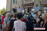 В Николаеве под горисполкомом конфликт активистов и зоозащитников: возникают потасовки. ОНЛАЙН