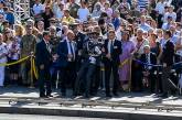 Во время выступления Порошенко на параде двое военнослужащих потеряли сознание. ВИДЕО