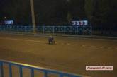В Николаеве работники заправки закрасили сплошную полосу на Херсонском шоссе. Видео
