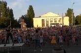 В Николаеве сотни детей разучивают массовый танец ко Дню города. Видео