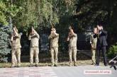 Глава Николаевской ОГА на молебне в память о жертвах АТО стрелял вместе с почетным караулом. ВИДЕО