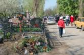 В поминальный день николаевское кладбище утопало в цветах и... мусоре (ФОТО)