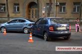 В Николаеве пьяная дама за рулем Skoda въехала в припаркованное авто и заявила, что это не она