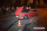 В центре Николаева 20-летний водитель на красном BMW врезался в столб, а затем - в Mercedes
