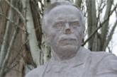 Николаевские руховцы просят А.Гаркушу найти вандалов, повредивших памятник Черноволу
