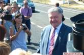 Президент Порошенко показал, как отремонтировали николаевскую трассу. ВИДЕО