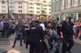 На митингах против пенсионной реформы в РФ полиция избивала людей. ВИДЕО