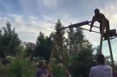 В Черновицкой области парень погиб, сделав "солнышко" на качелях