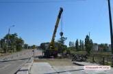 На въезде в Николаев наконец ремонтируют “убитый” железнодорожный переезд 
