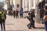 Под Верховной Радой начались столкновения, ранен полицейский