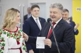 Порошенко лично вручил десятимиллионный биометрический загранпаспорт жительнице Киева