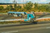 Масштабное ДТП на трассе Киев-Харьков: молоковоз влетел в перевернувшуюся фуру с яблоками