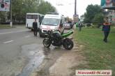 В Николаеве мотоциклист-трюкач врезался в автомобиль и сбежал: мотоцикл загорелся