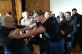 Радикалы С-14 подрались в суде и забросали шашками кафе в Житомире. ВИДЕО