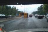 В Киеве перевернувшийся грузовик с песком спровоцировал огромную пробку