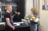 Глава радикалов, обливших фекалиями депутатов, подарил цветы Киселевой под присмотром губернатора