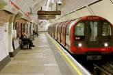 В Лондоне мужчина толкал людей под поезд
