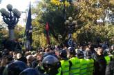Националисты забросали яйцами памятник Ватутину в парке в Киеве. ВИДЕО 
