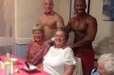 Бабушки закатили вечеринку в доме престарелых с голыми официантами