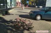 В центре Николаева дыра посреди тротуара растет -  коммунальные службы бездействуют