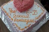 В Харькове девочка плакала и смотрела, как одноклассники едят торт, на который ее мама не сдала денег
