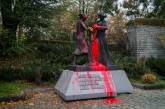В Днепре на памятник комсомольцам вылили ведро красной краски