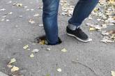 Николаевцы показали очередную глубокую яму на тротуаре