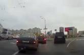 В Киеве авто "пошло напролом" по тротуару с пешеходами