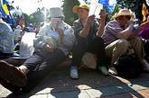 Участники "Марша протеста" под стенами Рады требуют отставки правительства и повышения зарплат