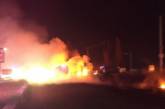 Под Киевом горела АЗС: реки огненного топлива вытекли на дорогу. ВИДЕО