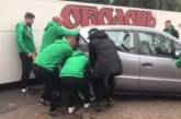В Киеве футболисты проучили автохама, оттащив его автомобиль на тротуар. ВИДЕО