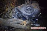 Под Николаевом автомобиль слетел с дороги — пассажир погиб, водитель в тяжелом состоянии. ВИДЕО