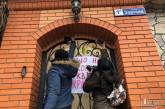 В Кривом Роге сторонники автокефалии пытались штурмовать дом митрополита УПЦ МП