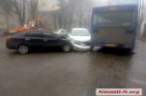 В Николаеве столкнулись автобус и две «легковушки»: один пострадавший, огромная пробка