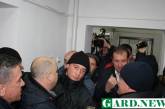 Бойня в Южноукраинском горсовете: депутаты взломали дверь сессионного зала