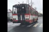 В Николаеве подростки-зацеперы ездят на троллейбусе. ВИДЕО  