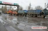 В Николаеве зерновоз попал в яму — отвалились колеса