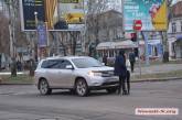 В центре Николаева девушка на «Тойоте» врезалась в «Хюндай»: на проспекте пробка