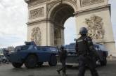 В охваченный протестами Париж вошла бронетехника