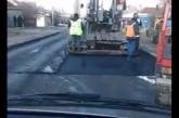 В Николаеве продолжают укладывать асфальт в грязь. ВИДЕО