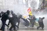 Протестующие в Париже начали сооружать баррикады