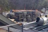 В Ялте грузовик упал с обрыва на аквапарк. Видео
