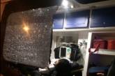 В Киеве пьяный мужчина разбил окно в машине "скорой" и едва не избил врачей