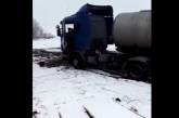 На Николаевщине спасатели вытаскивали застрявший в грязи грузовик. ВИДЕО 