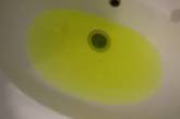 «Новогодний сироп»: в доме в центре Николаева из крана течет вода кислотно-желтого цвета. ВИДЕО