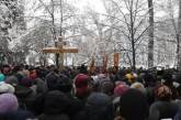 Под Радой сотни верующих протестуют против законов о переходе храмов и переименования УПЦ