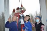 В Николаеве Дед Мороз постучал в окна отделений областной детской больницы. ФОТО